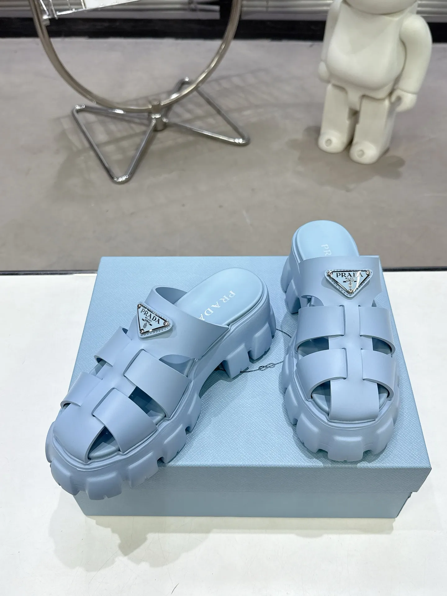 👟👟Ex-factory price 440👟👟 2025 exclusive version super popular🎊🎊🎊prada Prada triangular buckle serrated Roman thick-soled rubber foam ultra-light sandals are retro, fashionable and avant-garde, the upper perfectly restores the original craftsmanship, making the whole pair of shoes light and comfortable, full of holiday feel, bright colors💐💐💐💐 A variety of choices to satisfy fashionable people of different styles! The iconic metal triangle logo is paired with the shape of ancient beach sandals. Every design element is fashionable! Code number 35-40​